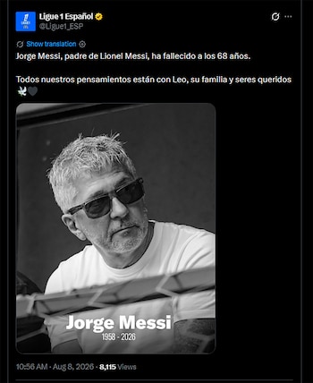 Retrato en blanco y negro de Jorge Messi, un hombre de cabello canoso, barba y gafas de sol, vistiendo camiseta blanca. Incluye las fechas 1958-2026
