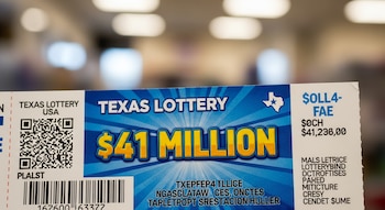 Primer plano de un boleto de la Lotería de Texas azul y blanco con el texto "$41 MILLION" en amarillo. Se ven códigos QR y de barras.