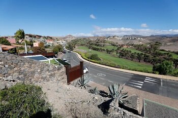 La vivienda donde residen los secuestrados en la urbanización de lujo El Salobre, en el sur de la isla de Gran Canaria. EFE/ Elvira Urquijo A.