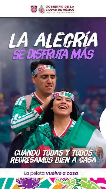 Hombre y mujer con camisetas verdes y banderas mexicanas. Llevan cintas en la cabeza con "MEXICO". Presenta logos del Gobierno de la Ciudad de México y texto