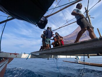 Un barco filipino parte de