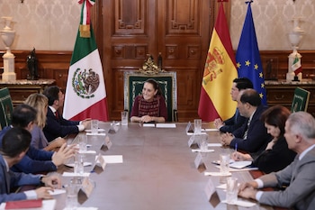 Fotografía cedida por la Presidencia de México, que muestra a su mandataria Claudia Sheinbaum (c), hablando en una reunión con el ministro español de Asuntos Exteriores, José Manuel Albares (i), durante una reunión este miércoles, en la Ciudad de México (México). EFE/ Presidencia de México
