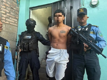 La detención de alias «El Renco» se ejecutó en la colonia Altos de la Divanna durante dos allanamientos policiales. (Foto: Cortesía redes sociales)
