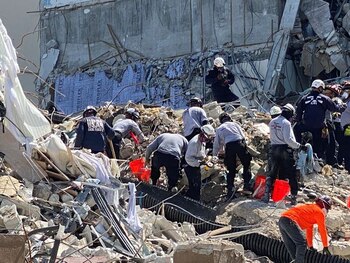 Personal de rescate trabaja en