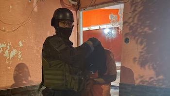 Atraparon a un policía por venta de drogas en Córdoba: su pareja ingirió envoltorios de cocaína para ocultarlos y murió