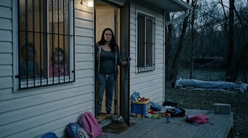 Una mujer vigila desde la