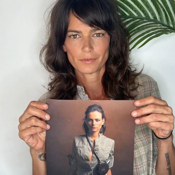 Leticia Sardá sosteniendo la foto