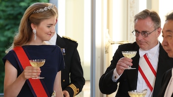 La princesa Elisabeth de Bélgica deslumbra en su debut ante los emperadores de Japón: rescata la única tiara que su madre podía usar antes de ser reina