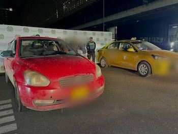 Cuatro hombres fueron capturados al ser responsables de varios robos de vehículos en Bogotá - crédito Mebog