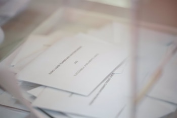 Un sobre electoral en una