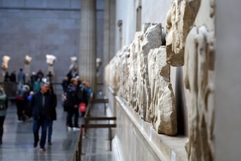 Varias personas observan ejemplos de las esculturas del Partenón, a veces conocidas en Reino Unido como los mármoles de Elgin, expuestas en el Museo Británico de Londres, Reino Unido. REUTERS/Hannah McKay