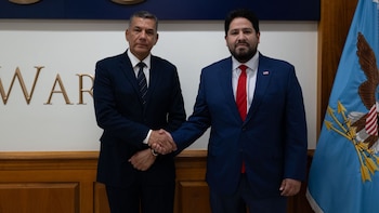 El ministro de Defensa designado por Abelardo de la Espriella, el general (r) Jorge Mora junto a Joseph M. Humire, subsecretario adjunto de Guerra para Asuntos de Seguridad de las Américas - crédito @jmhumire/X