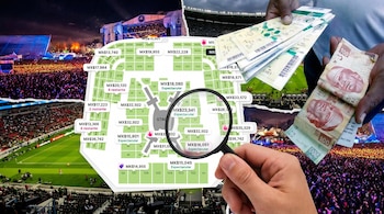 Una mano sostiene boletos y billetes mexicanos sobre un collage de un plano de asientos con precios elevados y multitudes en conciertos, ilustrando la problemática de la reventa en México. (Imagen Ilustrativa Infobae)