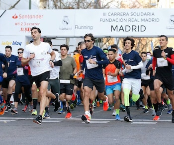 Álvaro Arbeloa con dorsal 17 y otros corredores en una calle. Cartel indica III Carrera Solidaria Fundación Real Madrid Madrid y patrocinadores