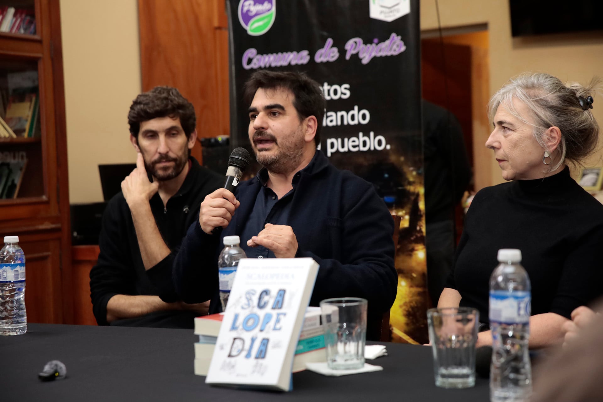 El libro de Javier Acuña y Matías Bauso reúne más de 30 firmas, ilustraciones de Esteban Serrano y la coordinación editorial de Marcelo Panozzo.