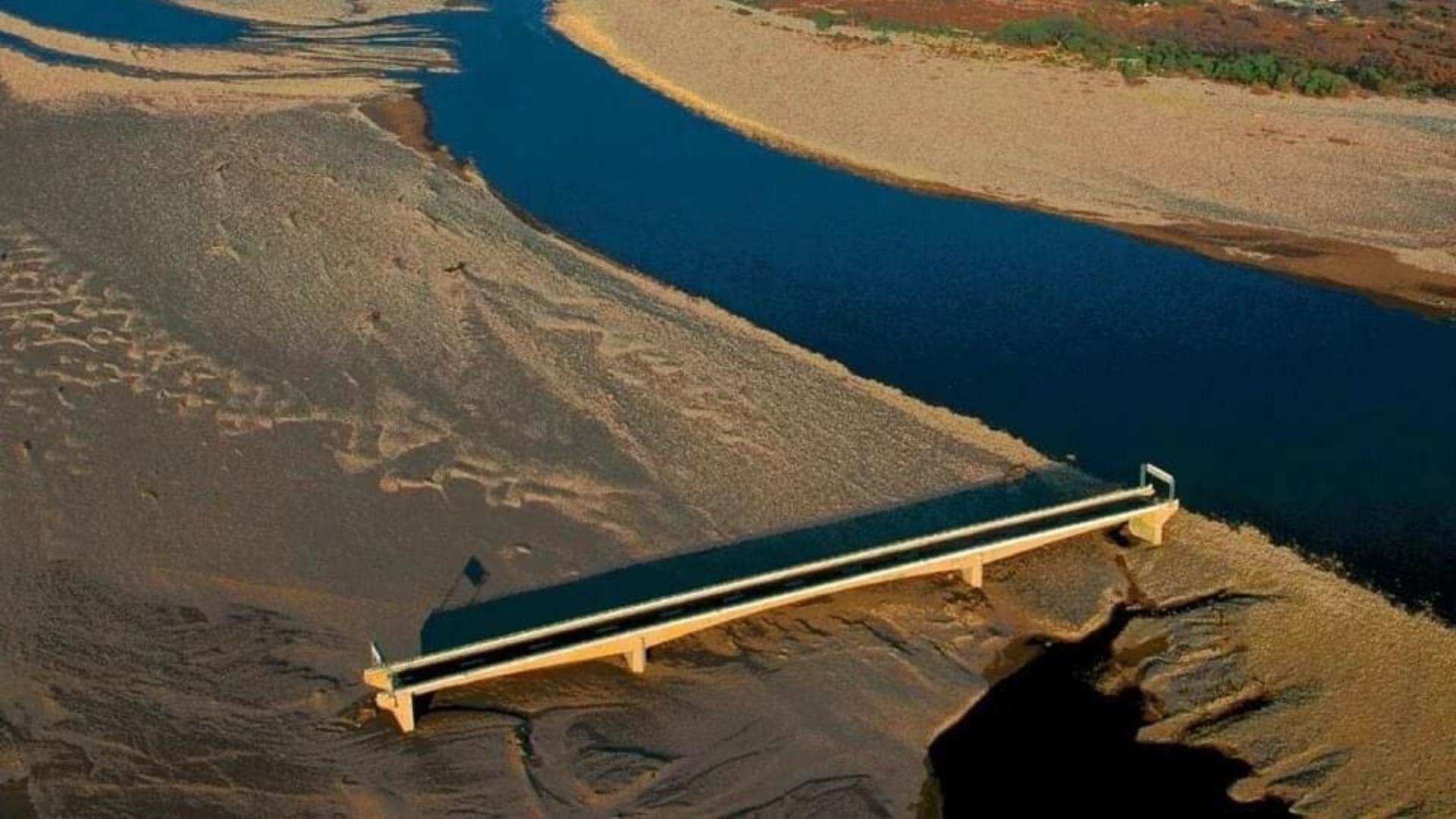 Inaugurada como emblema de progreso, la estructura sobrevivió intacta, pero fue testigo mudo de la transformación del paisaje y el nuevo curso del río, cambiando para siempre su sentido y su historia
(foto: Instagram/Honduras Histórica)
