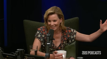 Elizabeth Banks en el podcast Team Coco