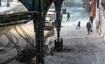 Pedestres andando por uma