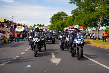 Santa Ana da inicio a sus fiestas Julias con el tradicional Desfile del Correo, una de las celebraciones más esperadas por las familias que mantuvo un fuerte dispositivo de seguridad. (Foto cortesía PNC)