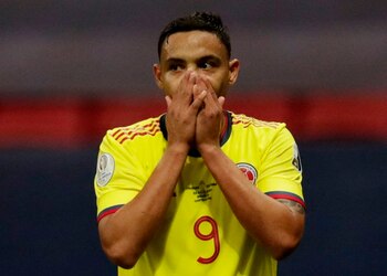 Foto de archivo. El delantero colombiano Luis Fernando Muriel gesticula en el partido entre Uruguay y Colombia por los cuartos de final de la Copa América en el estadio Mane Garrincha de Brasilia, Brasil, 3 de julio, 2021. REUTERS/Ueslei Marcelino