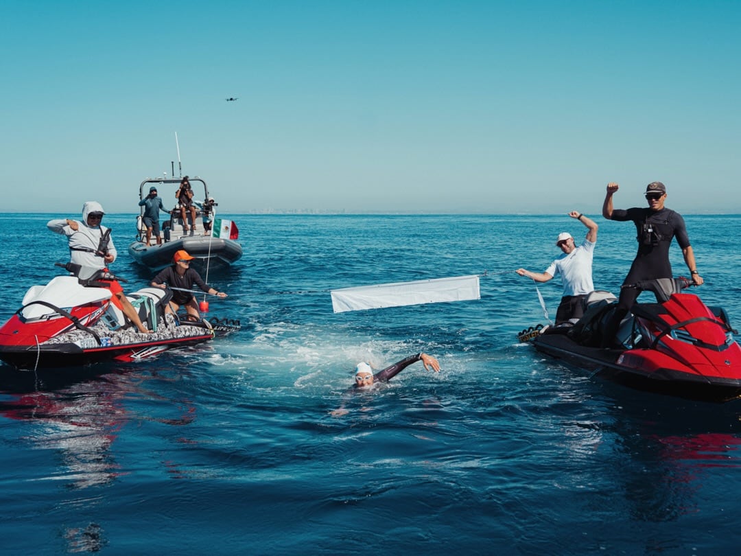 El vertido de aguas residuales en Imperial Beach forzó a la deportista a alejarse cinco kilómetros de la costa y tomar antibióticos. (Emily Cameron)