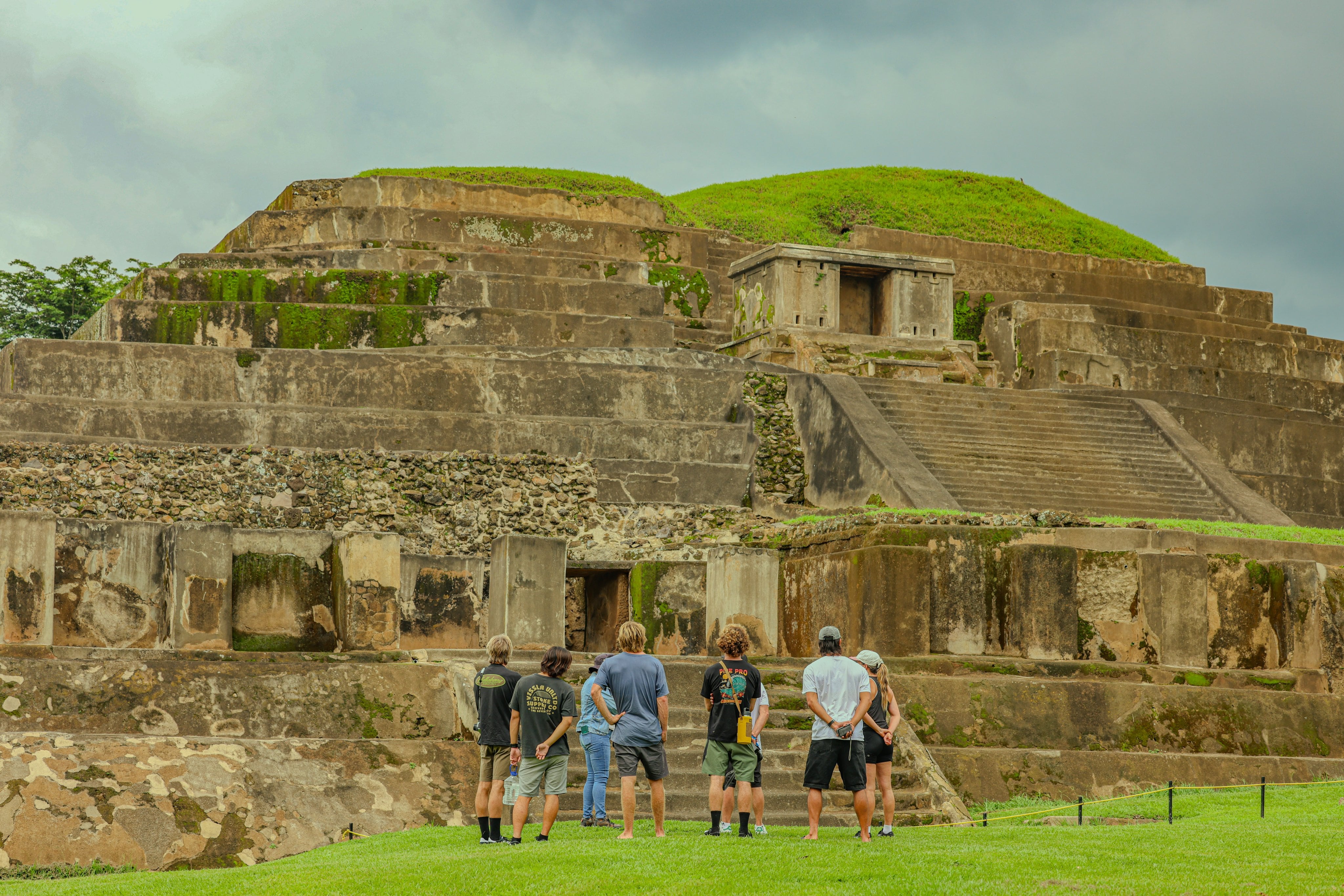 El Parque Arqueológico Tazumal se localiza en Chalchuapa, Santa Ana, El Salvador. Este sitio resguarda vestigios de una antigua ciudad prehispánica de la cultura maya. Destacan su pirámide principal, estructuras ceremoniales y sistemas de drenaje. Tazumal evidencia la importancia histórica y cultural de la región, atrayendo a visitantes interesados en la arqueología y la historia mesoamericana./ (MITUR)
