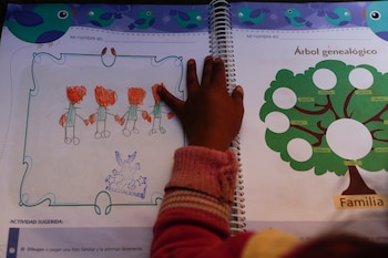 Una niña realiza sus actividades