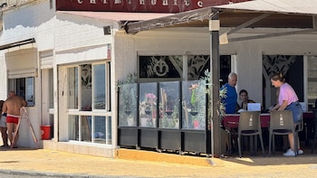 Ceuta trata de volver a la normalidad con recelo, miedo a salir y comercios medio vacíos tras la crisis migratoria