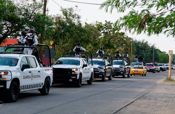MEX3039. SAN MATEO DEL MAR (MÉXICO), 22/06//2020.- Integrantes de la Guardia Nacional y de la Policía Estatal patrullan este lunes en la comunidad Ikoots San Mateo del Mar (México). Al menos 15 personas fueron asesinadas la noche de este domingo en la comunidad indígena Ikoots San Mateo del Mar, en el estado mexicano de Oaxaca, sur del país, denunciaron este lunes las autoridades locales. EFE/Daniel Ricardez