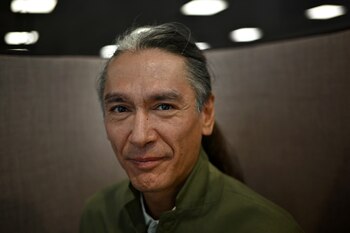 Kim Aris ya era un hombre cuando pudo reencontrase con su madre, Aung San Suu Kyi. (REUTERS/Dylan Martinez).