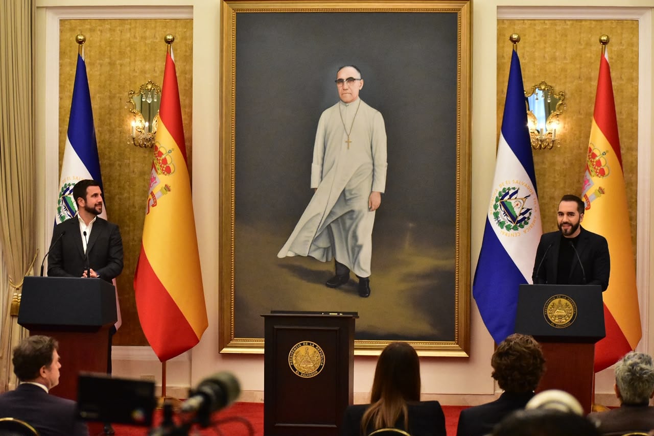 Enrique José Riquelme, presidente ejecutivo de Grupo COX, y Nayib Bukele durante la firma del acuerdo de inversión en El Salvador. (Infobae Centroamérica/Emerson Del Cid)