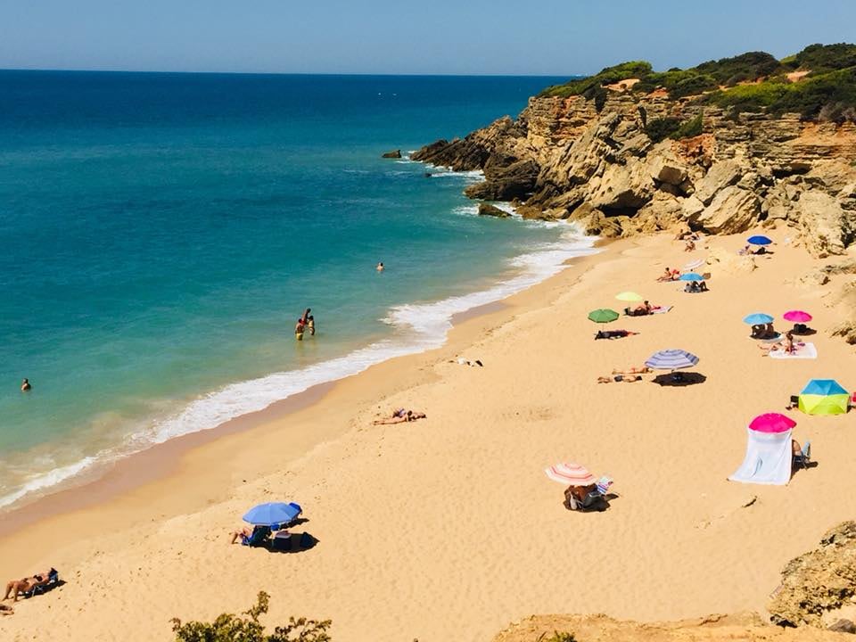 Un entorno natural sin infraestructuras playeras que preserva su ambiente tranquilo (Guía de Cádiz)