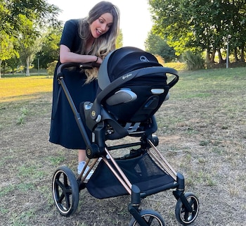 Anna Simón paseando a su hija Aina (Instagram)