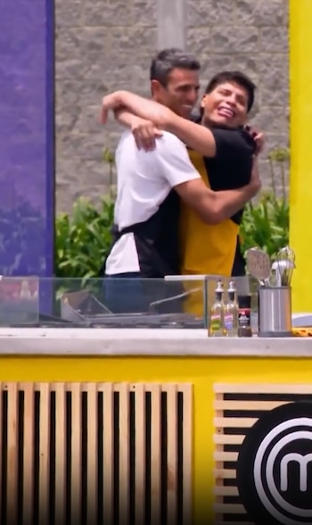 Robert Farah finalmente eligió al equipo amarillo para enfrentar el reto de cocina mediterránea - crédito @masterchefcelebrityco/ Instagram