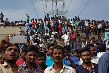 Personas en el lugar en el que fueron abatidos los sospechosos en Shadnagar (REUTERS/Swarat Ghosh)