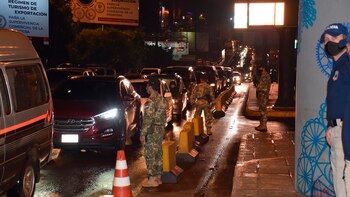 Vehículos que buscan cruzar a