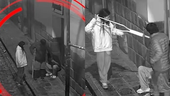 Mujer ataca con una muleta a joven en aparente estado de ebriedad mientras su pareja le roba el celular en Cusco