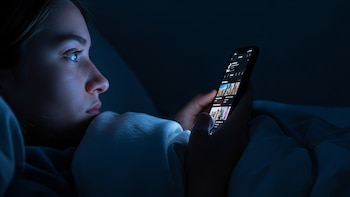 Casi la mitad de los adolescentes pierden horas cruciales de sueño por el uso del celular en la madrugada