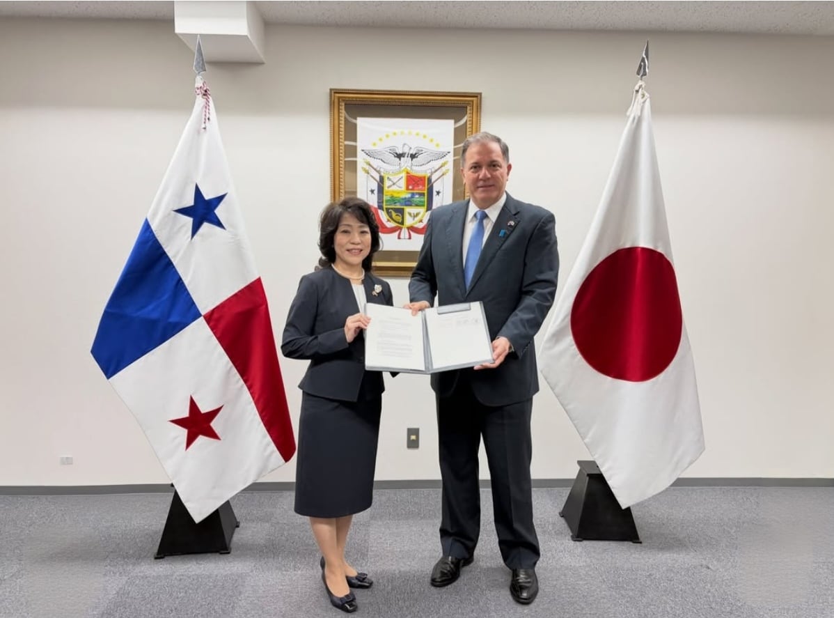 El acto fue presidido por el embajador de Panamá en Japón, Walter Cohen; mientras que el acuerdo fue suscrito por Rieko Nakayama, directora de Aviación Internacional del Ministerio de Tierra, Infraestructura, Transporte y Turismo de Japón, y Rafael Bárcenas Chiari, director general de la Autoridad Aeronáutica Civil de Panamá. Tomada de Instagram