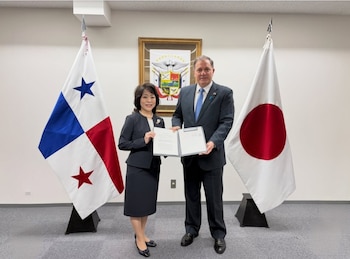 El acto fue presidido por el embajador de Panamá en Japón, Walter Cohen; mientras que el acuerdo fue suscrito por Rieko Nakayama, directora de Aviación Internacional del Ministerio de Tierra, Infraestructura, Transporte y Turismo de Japón, y Rafael Bárcenas Chiari, director general de la Autoridad Aeronáutica Civil de Panamá. Tomada de Instagram