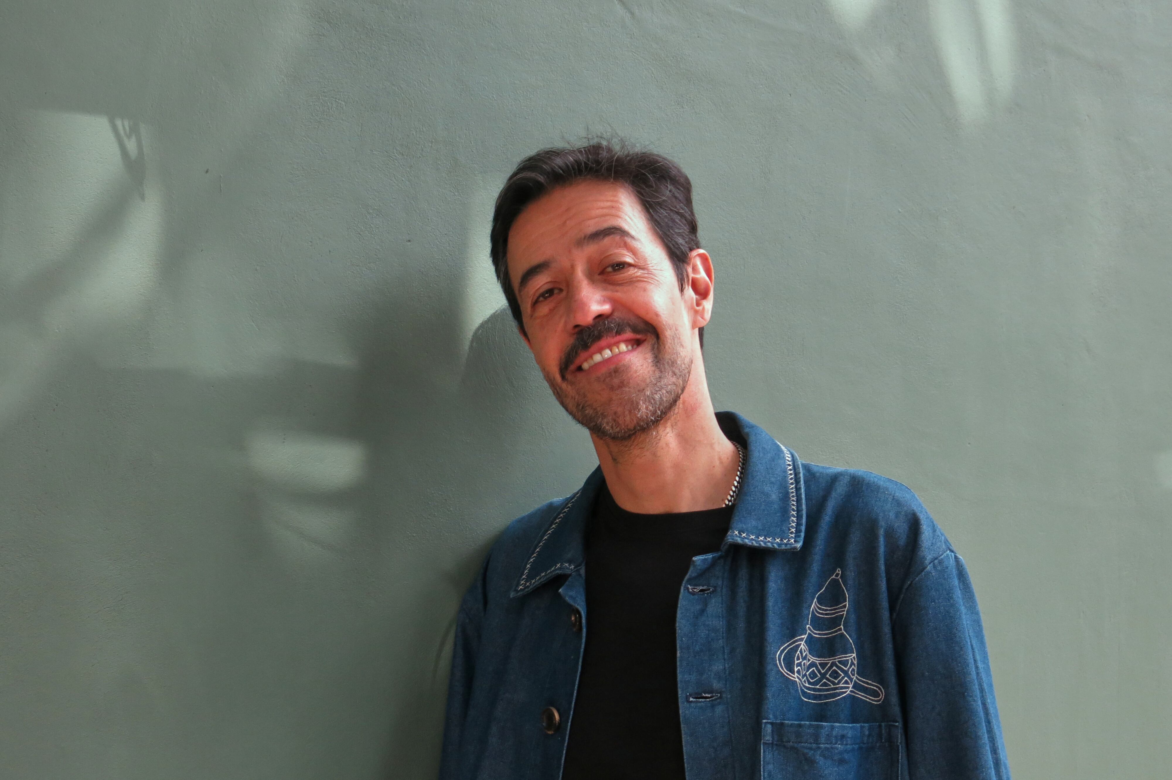 El músico mexicano Meme del Real posa para un retrato durante una entrevista para promocionar su álbum,