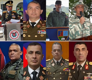 Ocho hombres en uniforme militar con medallas, insignias y gorras. Algunos hablan en podios con micrófonos. Incluye logos de instituciones militares