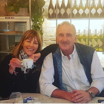 Any junto a su pareja,