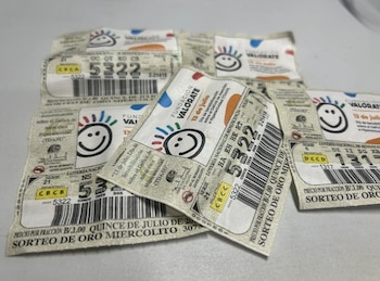 Billetes de la lotería que oficialmente cuestan un dólar, pero que los vendedores los ofrecen en $1.25, causando molestias entre los compradores. (Julio César Aizprúa)