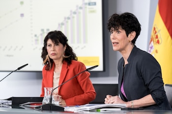 La ministra de Igualdad, Ana Redondo, y la ministra de Inclusión, Seguridad Social y Migraciones, Elma Saiz. (Diego Radamés / Europa Press)