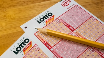 Una trabajadora del Servicio Postal de Florida fue arrestada y acusada de robar un billete de lotería premiado