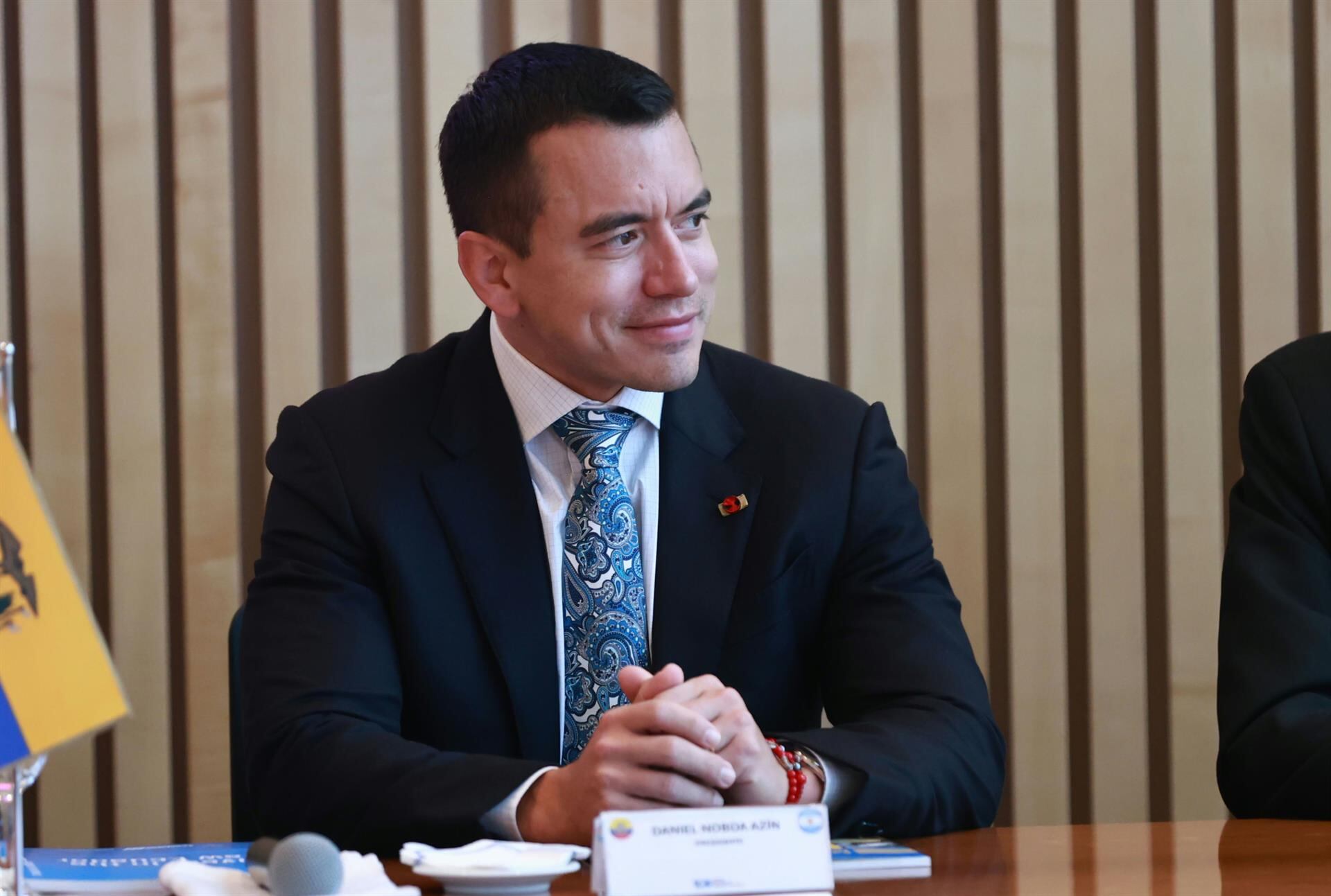 Además de la Constituyente y de la eliminación de la prohibición de bases militares extranjeras en territorio nacional, los ecuatorianos votarán si están de acuerdo con reducir el número de asambleístas y suprimir la financiación estatal de los partidos políticos.