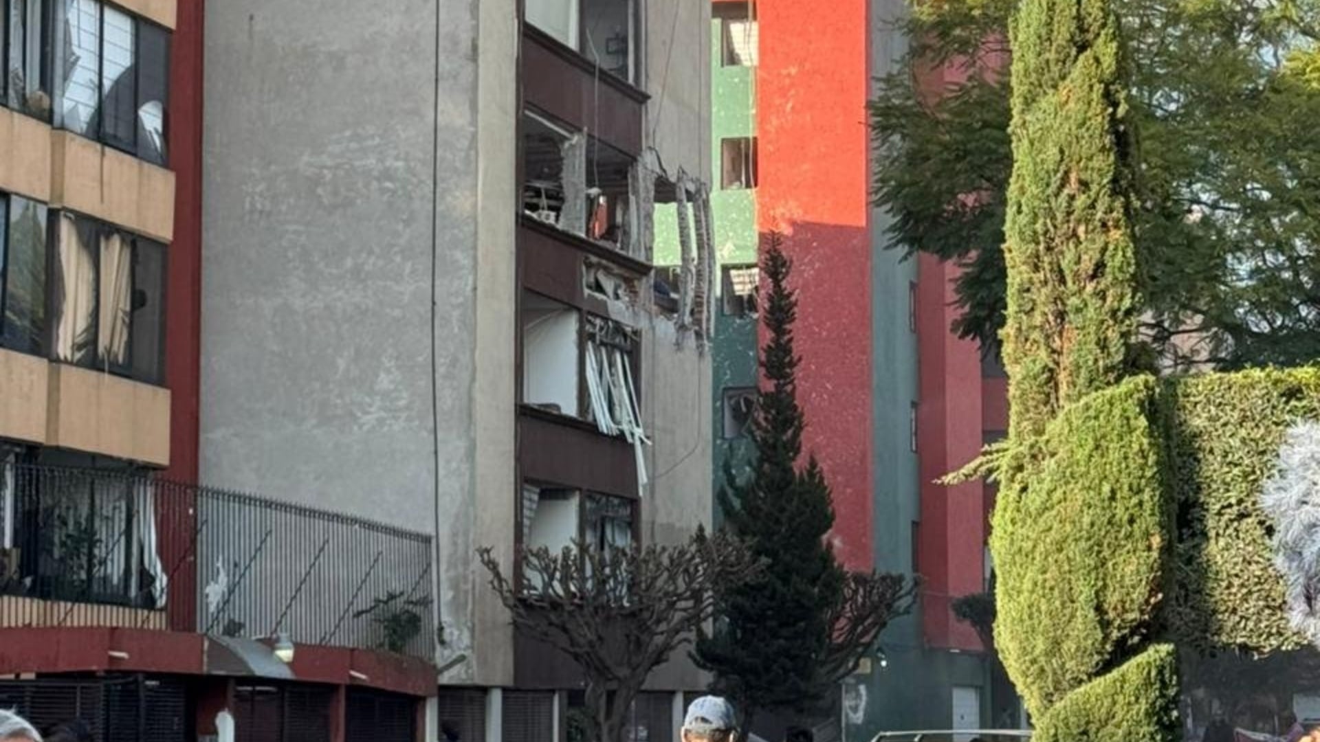 Explosión de gas en departamento de Taxqueña dejó cinco personas lesionadas en CDMX