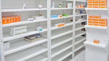 El anuncio se produce tras múltiples denuncias de familias que enfrentan demoras en la entrega de medicamentos en Colombia - crédito AP