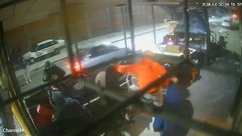 Violento robo piraña en una rotisería: encañonaron a los repartidores, los golpearon y les robaron las motos